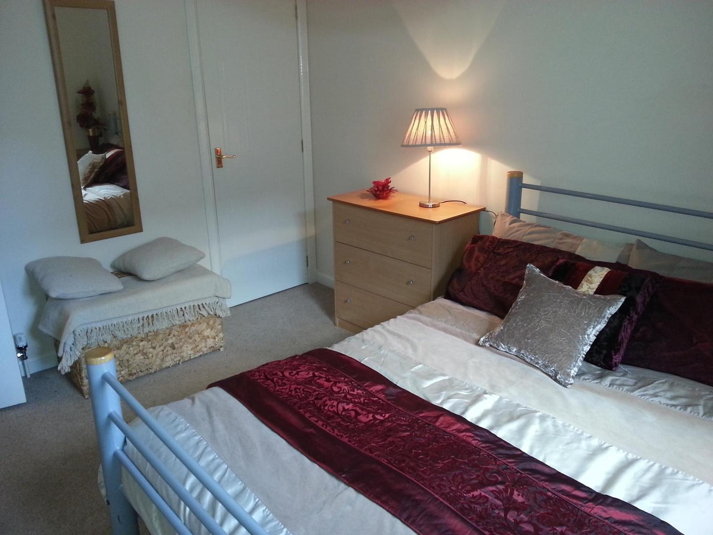Magnificent 2 Bedroom Front Door Flat Private Parking