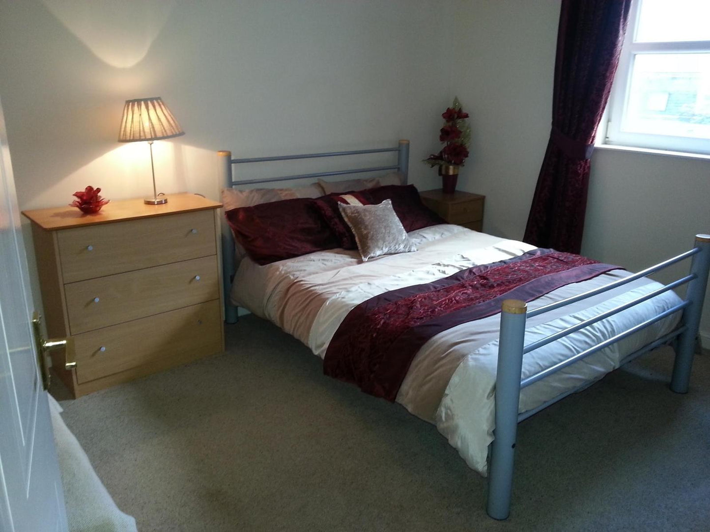 Magnificent 2 Bedroom Front Door Flat Private Parking