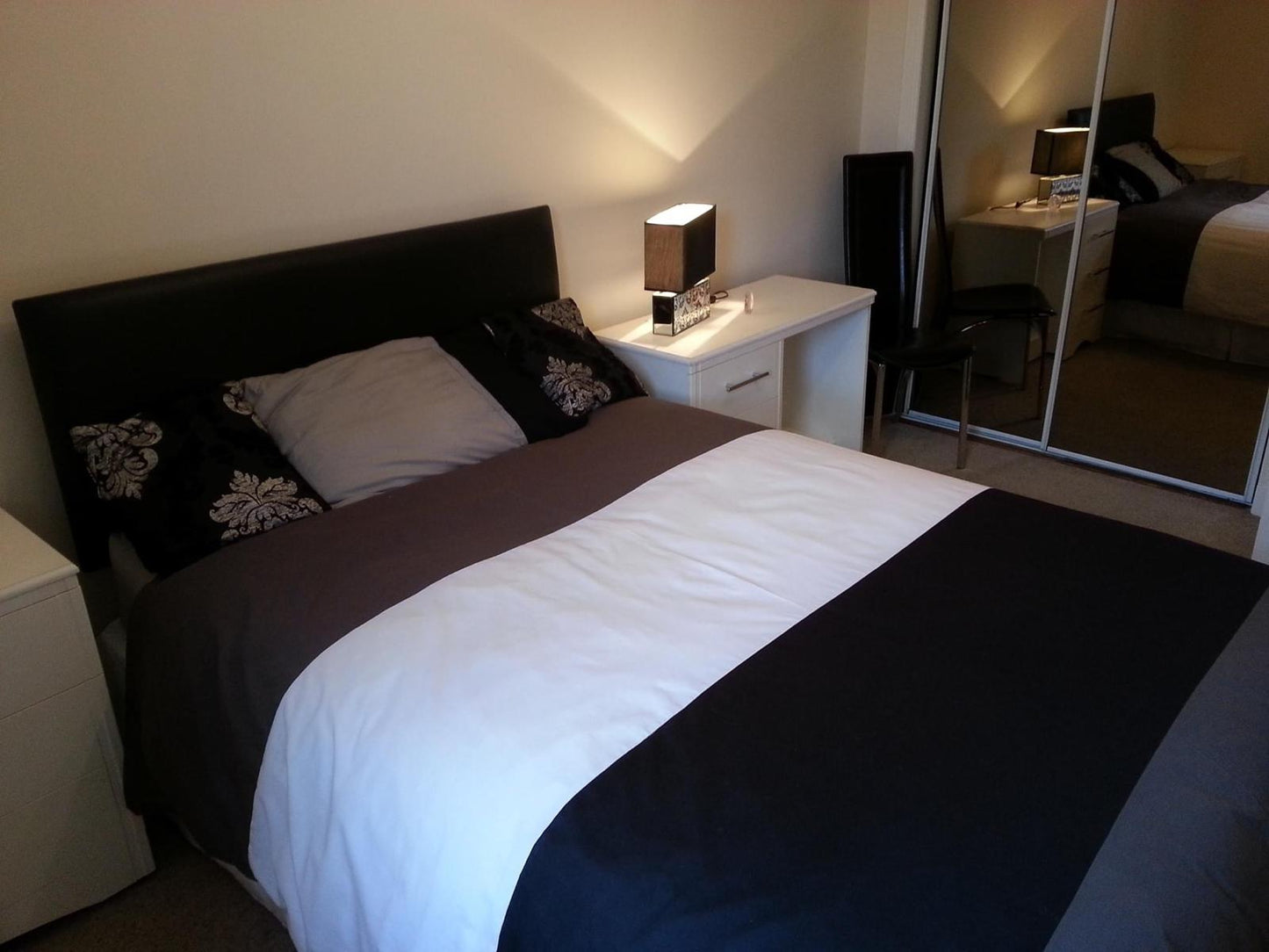 Magnificent 2 Bedroom Front Door Flat Private Parking