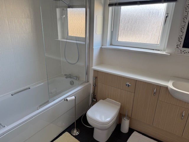 INCREDIBLE 2 Bedroom Fully Furnished Executive Flat with Private Balcony