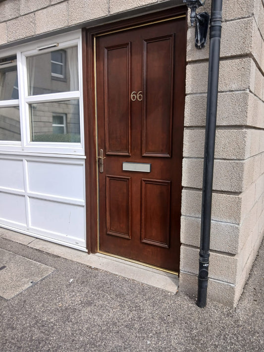 Magnificent 2 Bedroom Front Door Flat Private Parking