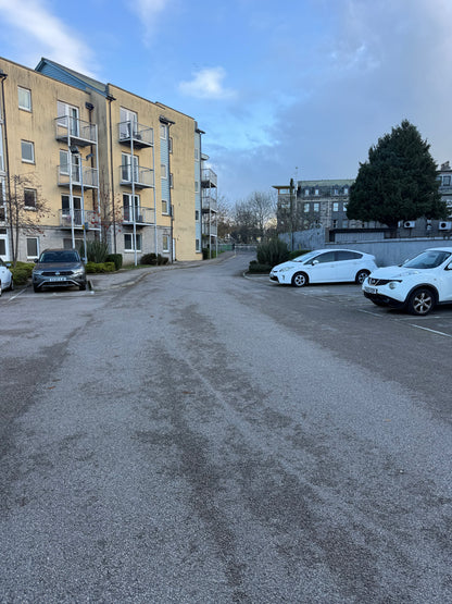 Incredible 2 Bedroom Top Floor with Balcony Flat