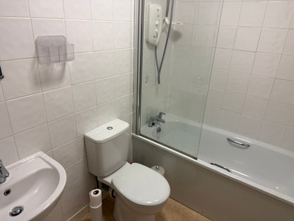 Incredible 2 Bedroom Top Floor with Balcony Flat