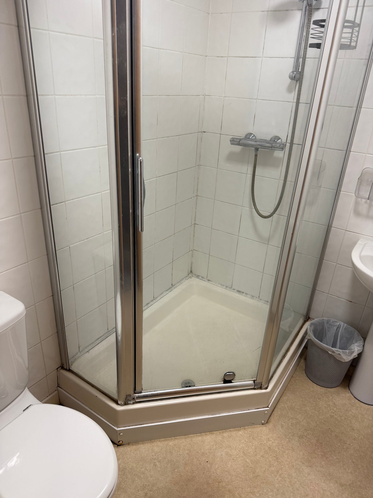 Incredible 2 Bedroom Top Floor with Balcony Flat