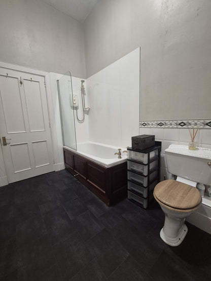 Stunning 2 Bedroom Ground Floor Flat on Kings Gate