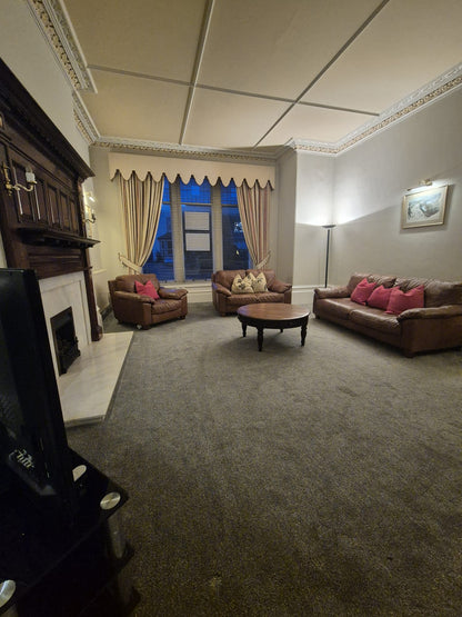 Stunning 2 Bedroom Ground Floor Flat on Kings Gate