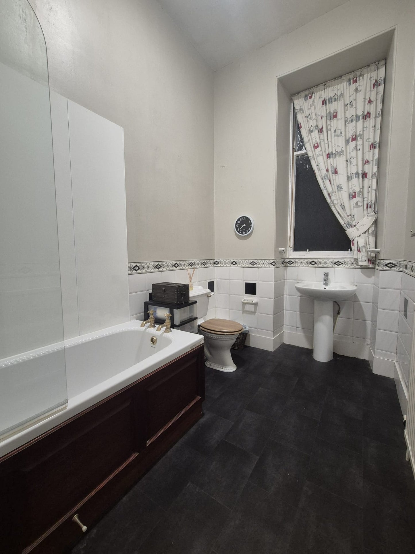 Stunning 2 Bedroom Ground Floor Flat on Kings Gate