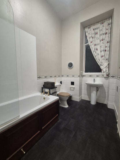 Stunning 2 Bedroom Ground Floor Flat on Kings Gate