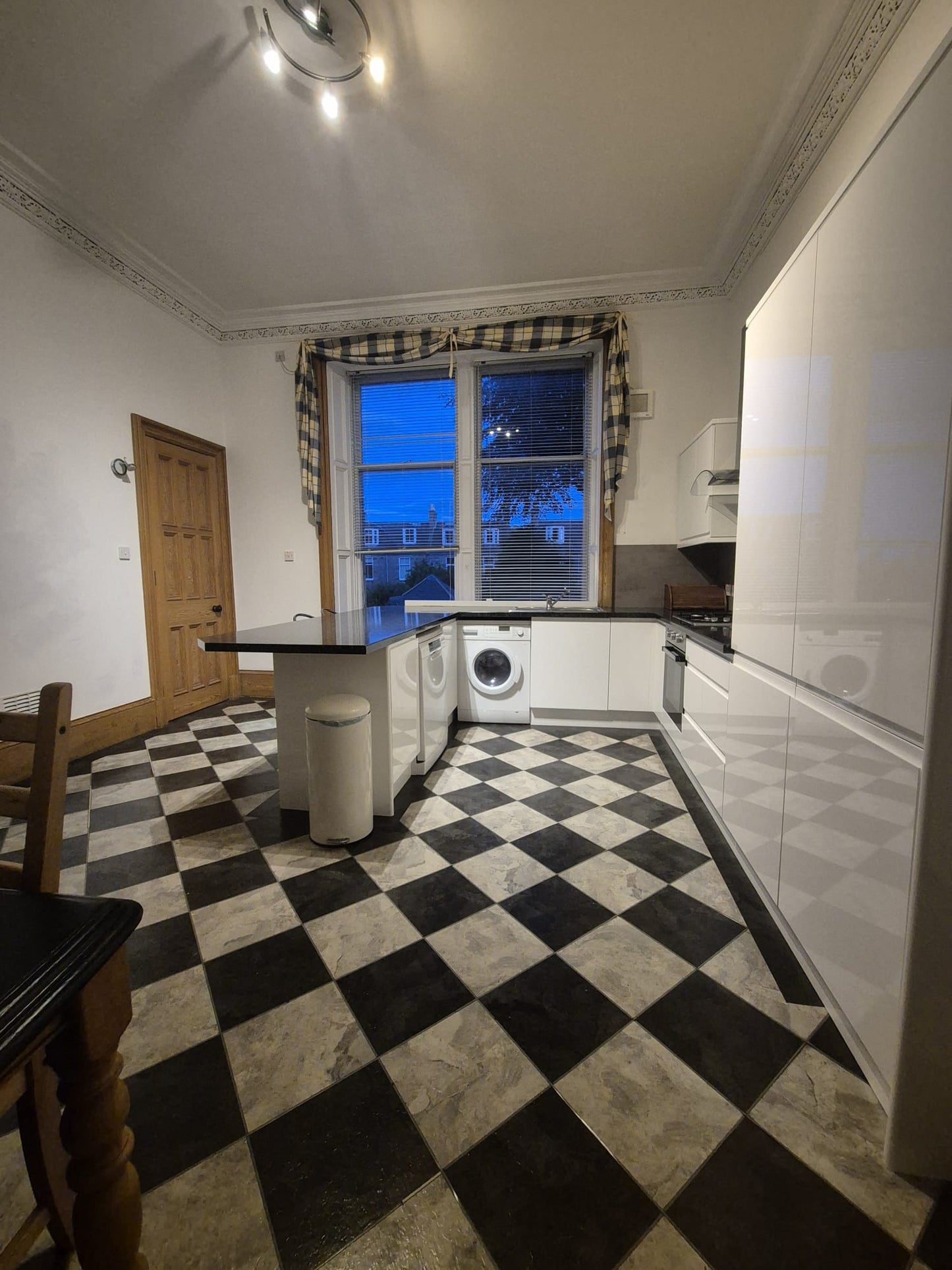 Stunning 2 Bedroom Ground Floor Flat on Kings Gate