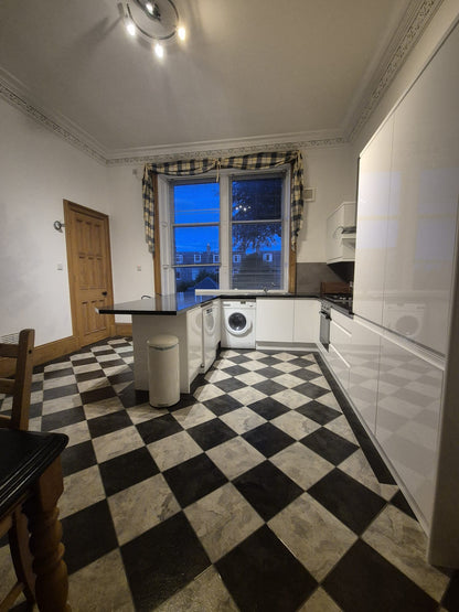 Stunning 2 Bedroom Ground Floor Flat on Kings Gate