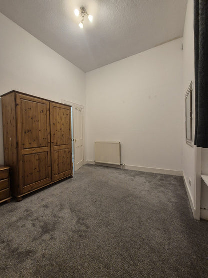 Stunning 2 Bedroom Ground Floor Flat on Kings Gate