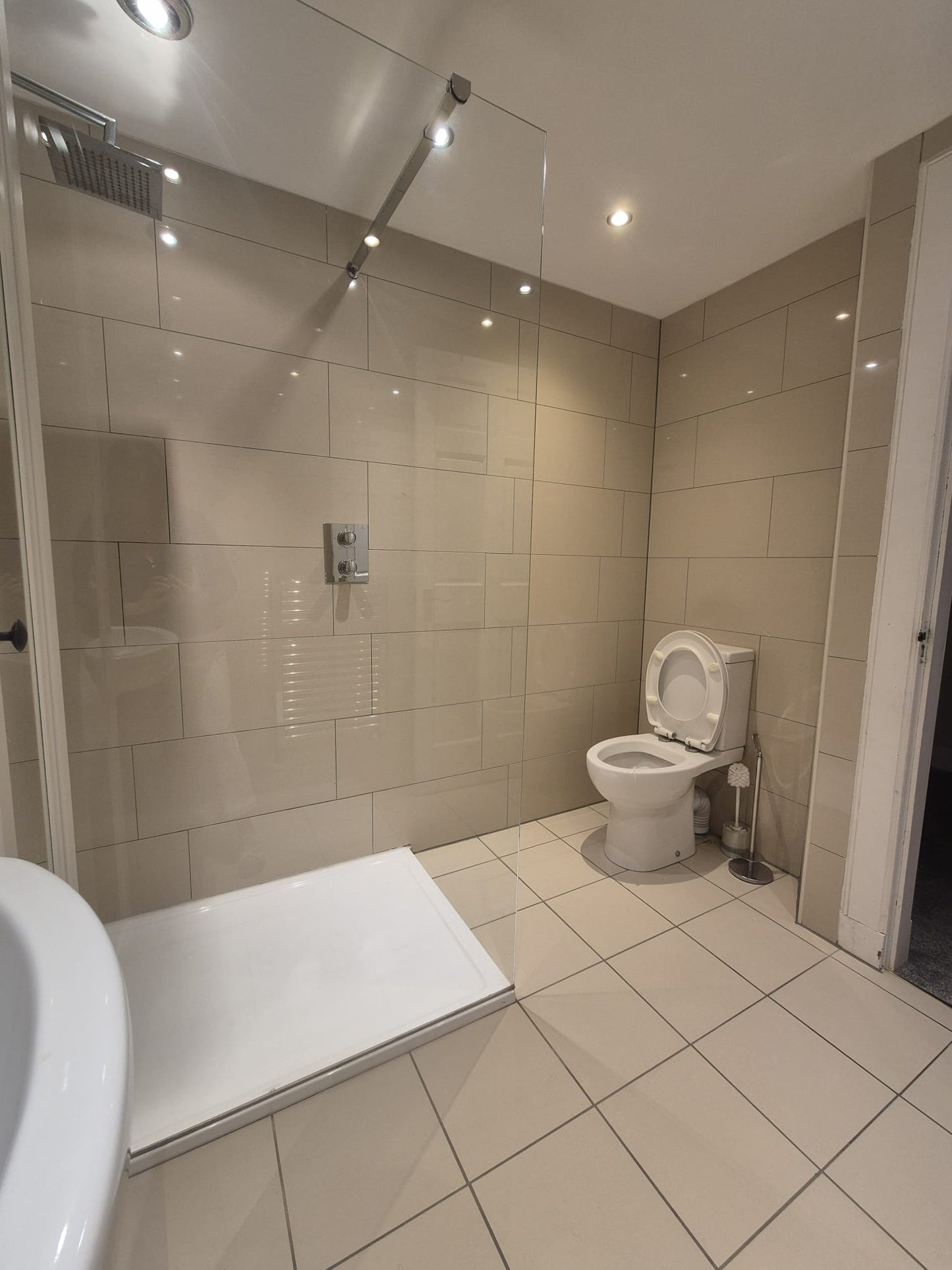 Stunning 2 Bedroom Ground Floor Flat on Kings Gate