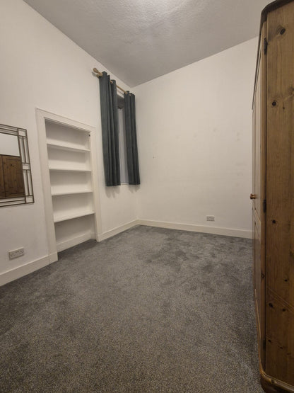 Stunning 2 Bedroom Ground Floor Flat on Kings Gate