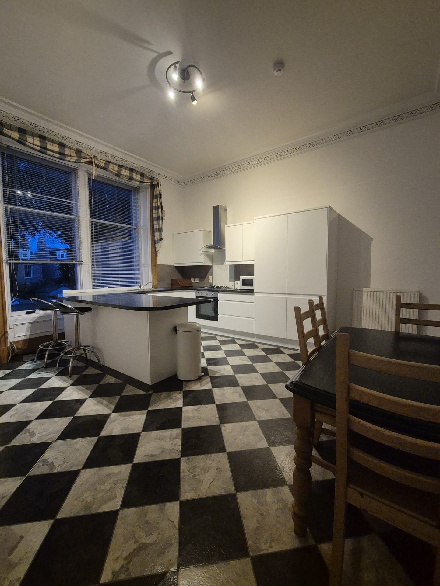 Stunning 2 Bedroom Ground Floor Flat on Kings Gate