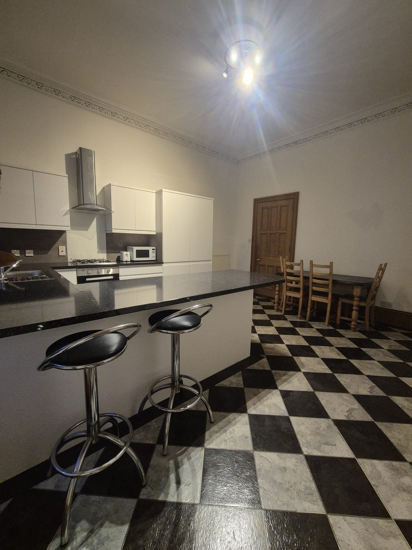 Stunning 2 Bedroom Ground Floor Flat on Kings Gate
