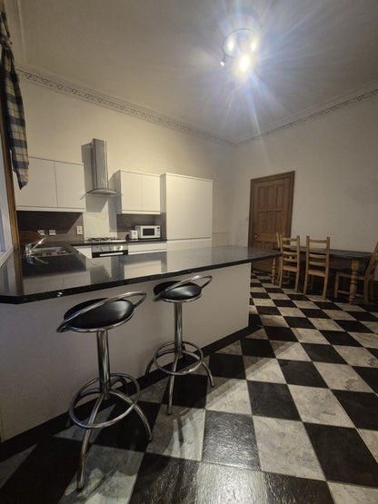 Stunning 2 Bedroom Ground Floor Flat on Kings Gate