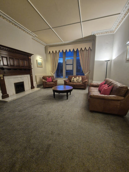 Stunning 2 Bedroom Ground Floor Flat on Kings Gate