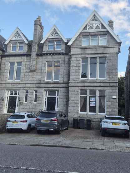 Stunning 2 Bedroom Ground Floor Flat on Kings Gate