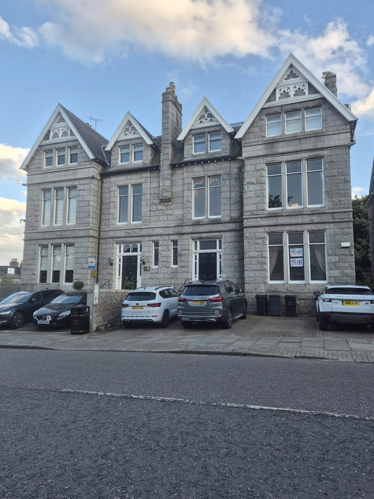 Stunning 2 Bedroom Ground Floor Flat on Kings Gate