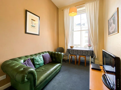 2 Bedroom First Floor Flat on King Street Close to Union Street