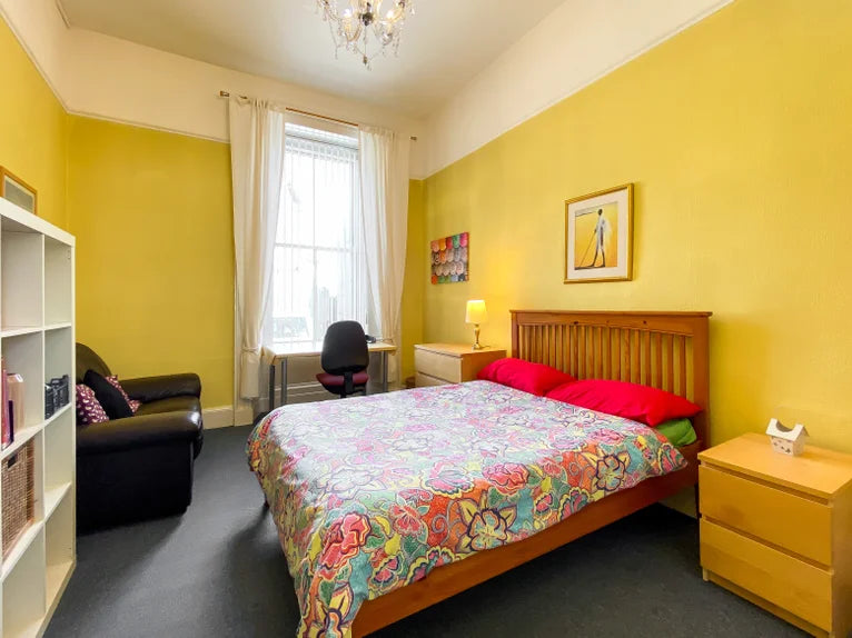 2 Bedroom First Floor Flat on King Street Close to Union Street