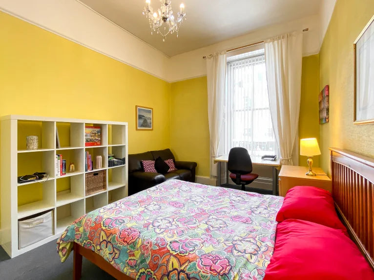 2 Bedroom First Floor Flat on King Street Close to Union Street
