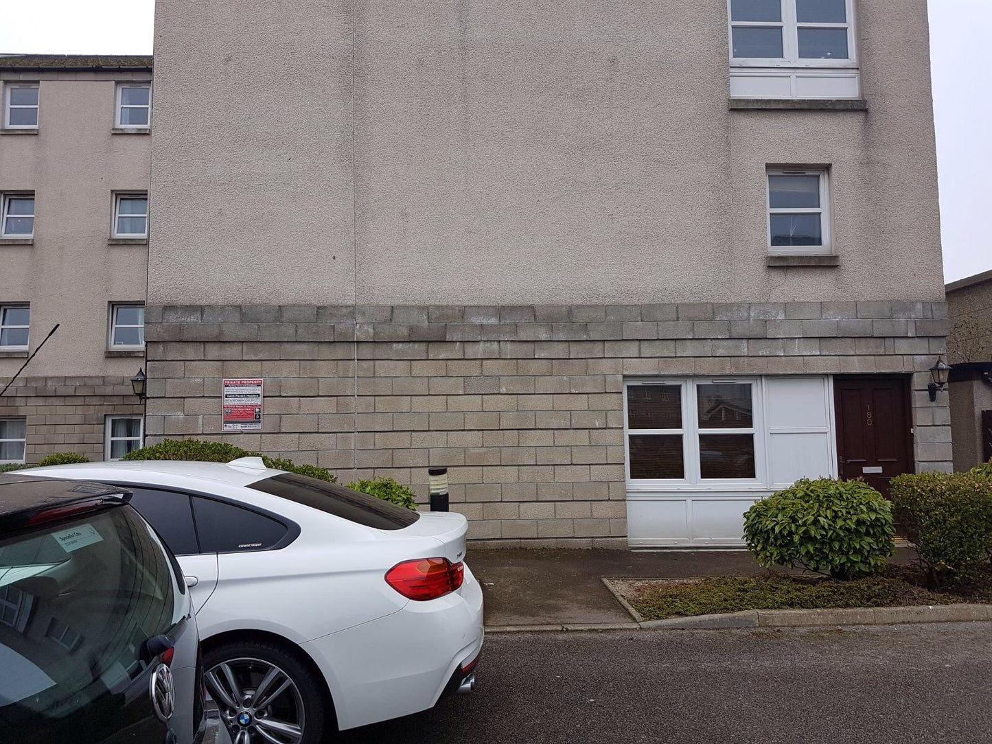 Stunning 2 Bed Flat with Private Parking