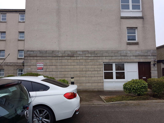 Stunning 2 Bed Flat with Private Parking