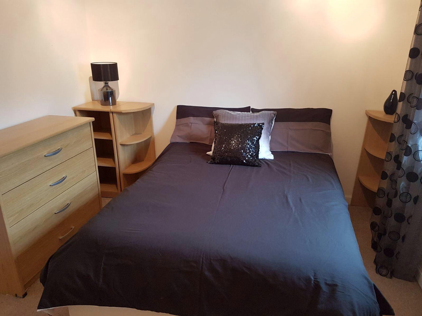 Stunning 2 Bed Flat with Private Parking