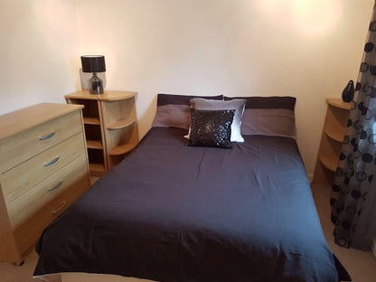 Stunning 2 Bed Flat with Private Parking