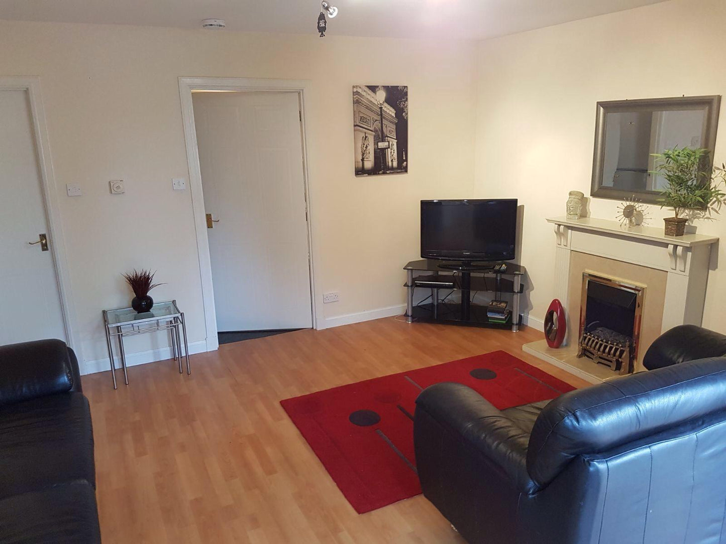 Stunning 2 Bed Flat with Private Parking