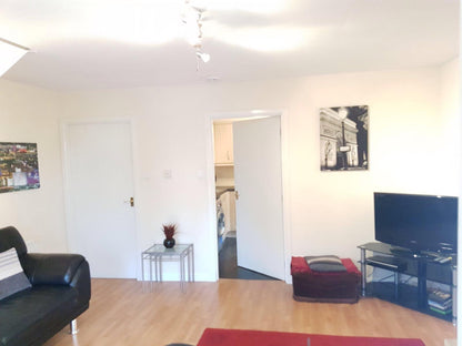 Stunning 2 Bed Flat with Private Parking