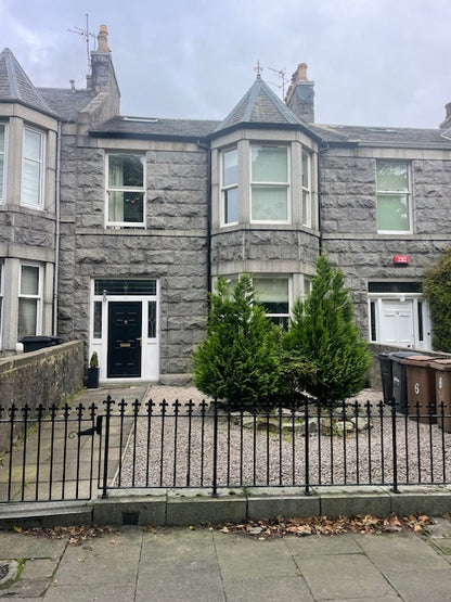 5 bed semi detached house