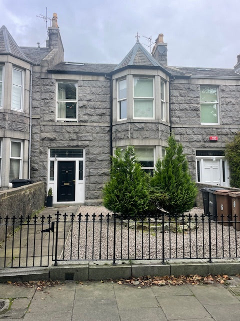 5 bed semi detached house