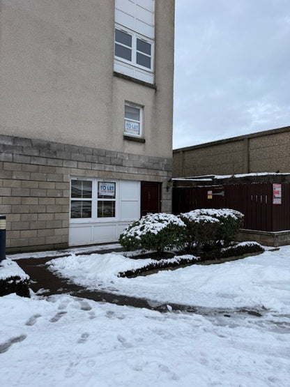 Stunning 2 Bed Flat with Private Parking