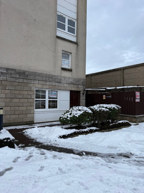 Stunning 2 Bed Flat with Private Parking