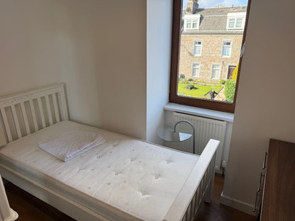 Top Class 3 Bedroom Top Floor Flat