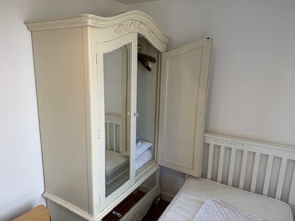 Top Class 3 Bedroom Top Floor Flat