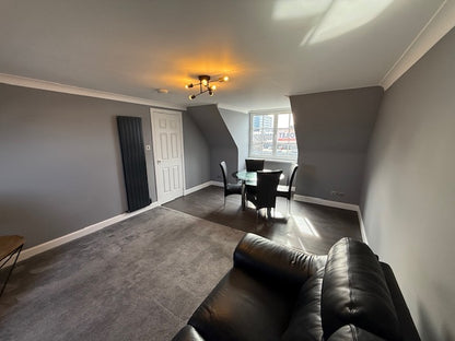 Top Floor 1 Bed with Private Parking
