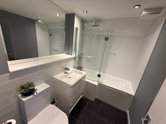 Top Floor 1 Bed with Private Parking