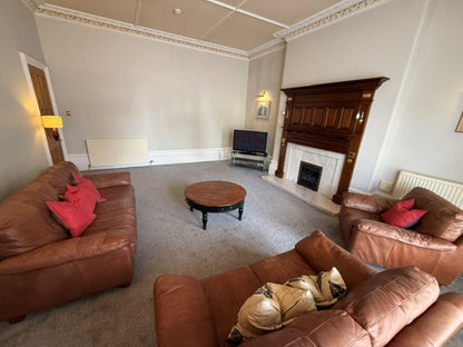 Stunning 2 Bedroom Ground Floor Flat on Kings Gate