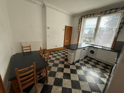 Stunning 2 Bedroom Ground Floor Flat on Kings Gate