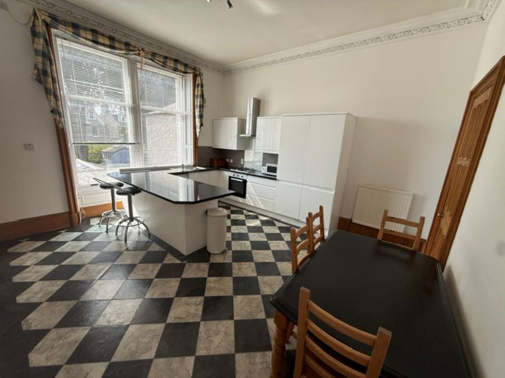 Stunning 2 Bedroom Ground Floor Flat on Kings Gate