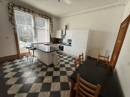 Stunning 2 Bedroom Ground Floor Flat on Kings Gate