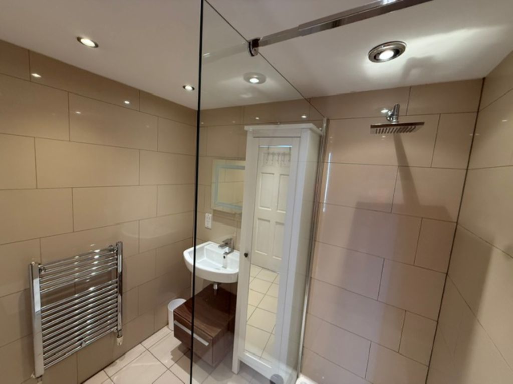 Stunning 2 Bedroom Ground Floor Flat on Kings Gate