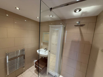 Stunning 2 Bedroom Ground Floor Flat on Kings Gate