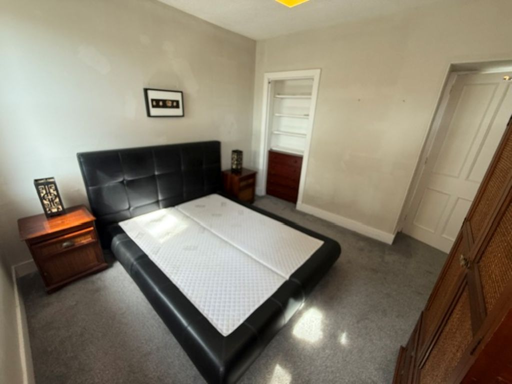 Stunning 2 Bedroom Ground Floor Flat on Kings Gate