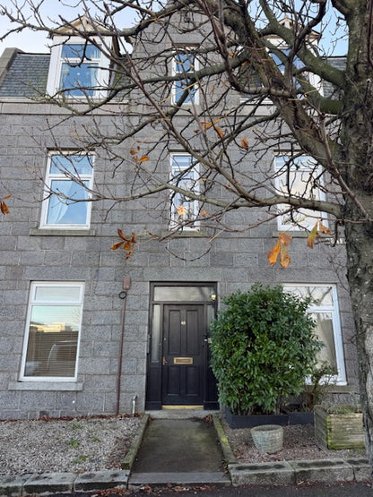 Beautiful 2 Bedroom Flat near Aberdeen Beach