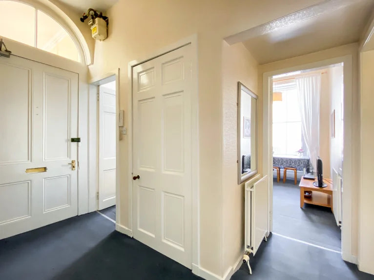 2 Bedroom First Floor Flat on King Street Close to Union Street
