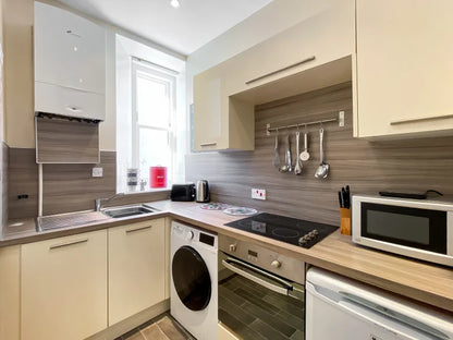 2 Bedroom First Floor Flat on King Street Close to Union Street